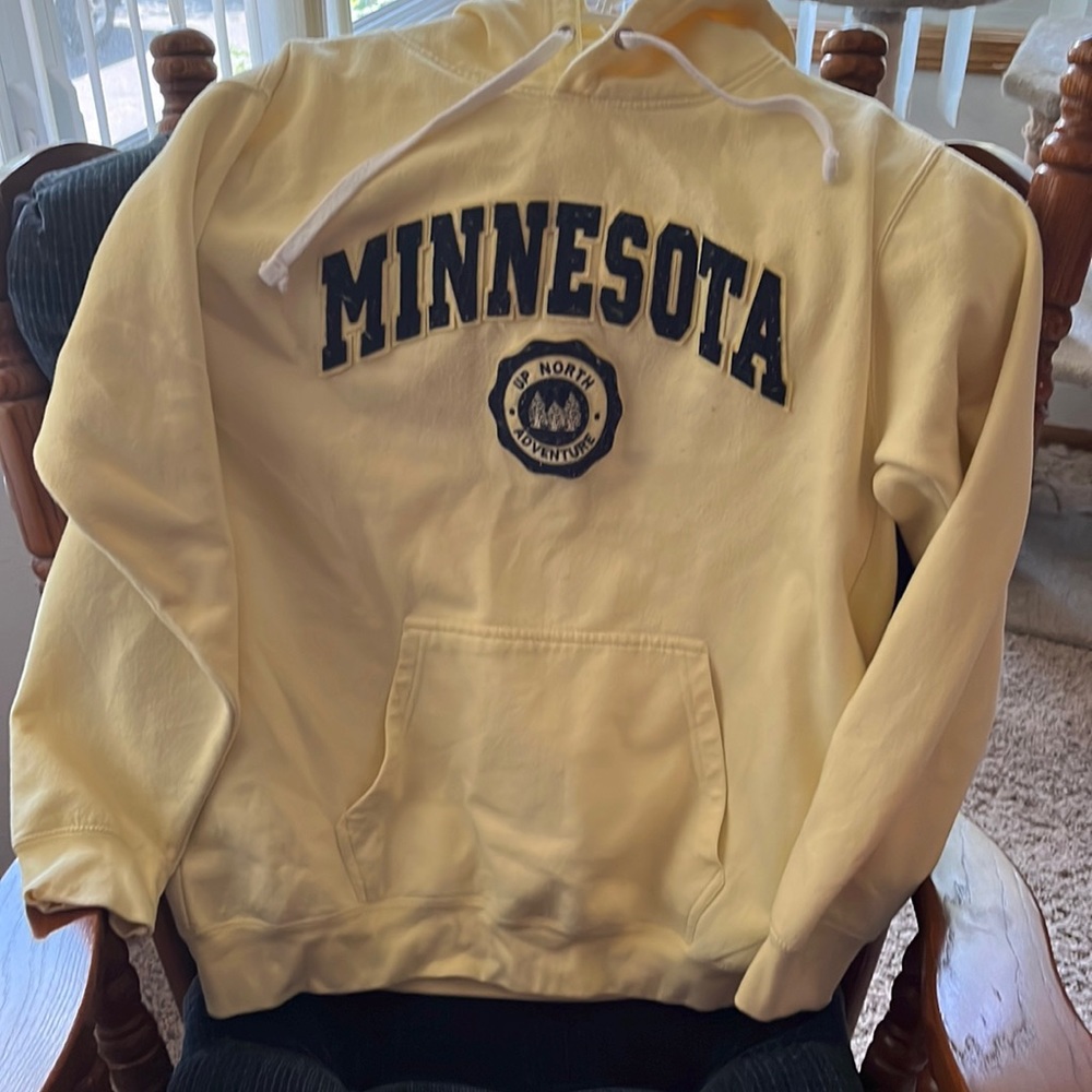 XL women’s sweatshirt.